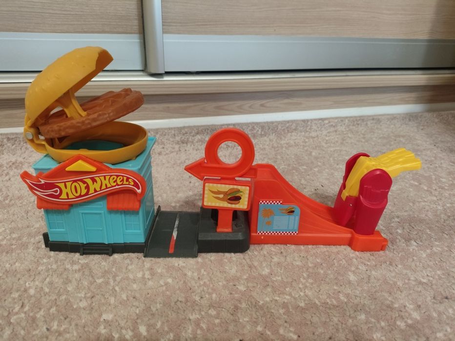 Трек ХотВілс Бургерна