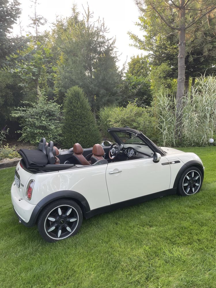 Mini Cooper Cabrio Sidewalk