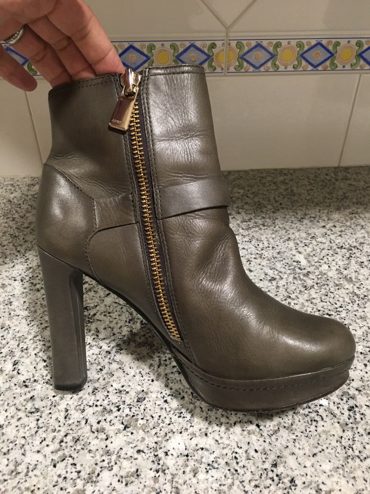 Botins cinzentos da Furla