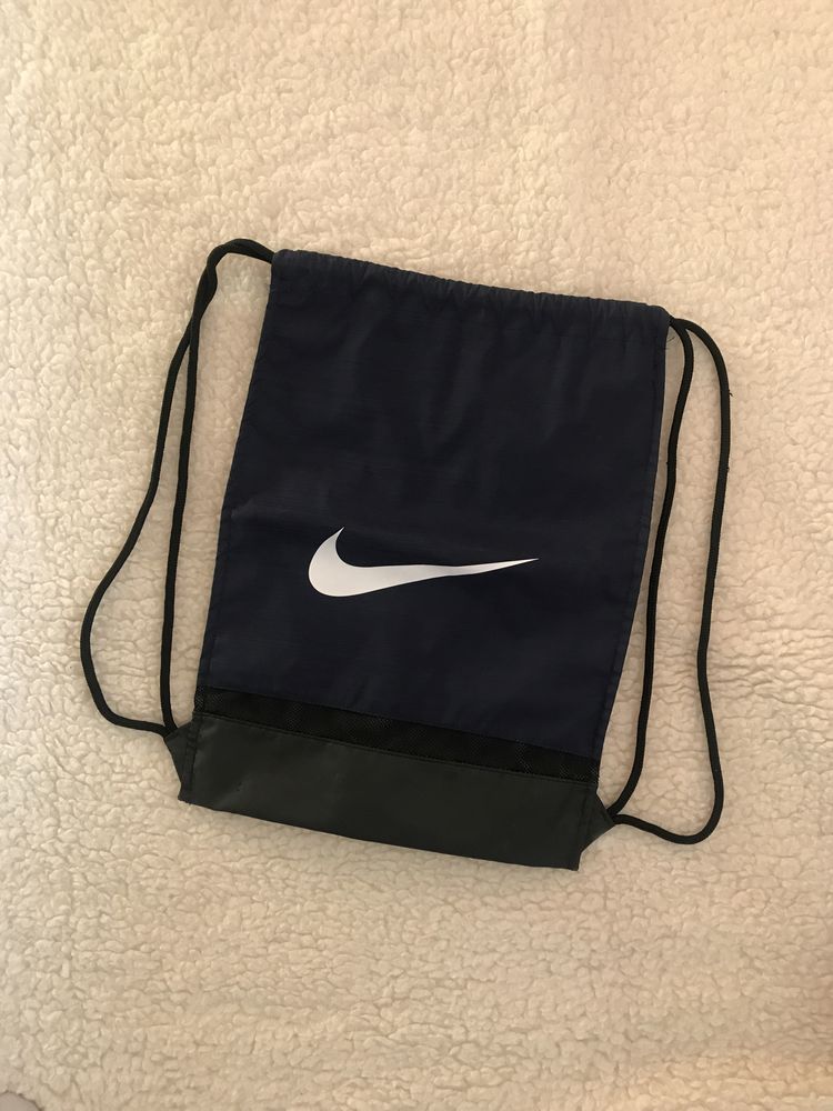 Granatowy sportowy plecak materiałowy, worek na plecy Nike