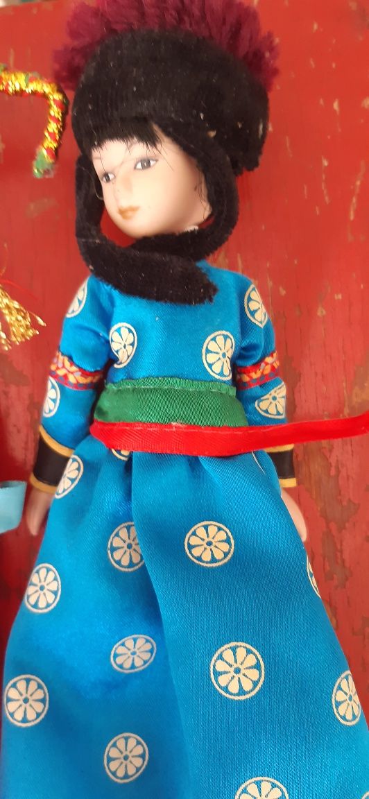 Продам двух коллекционных кукол народы мира