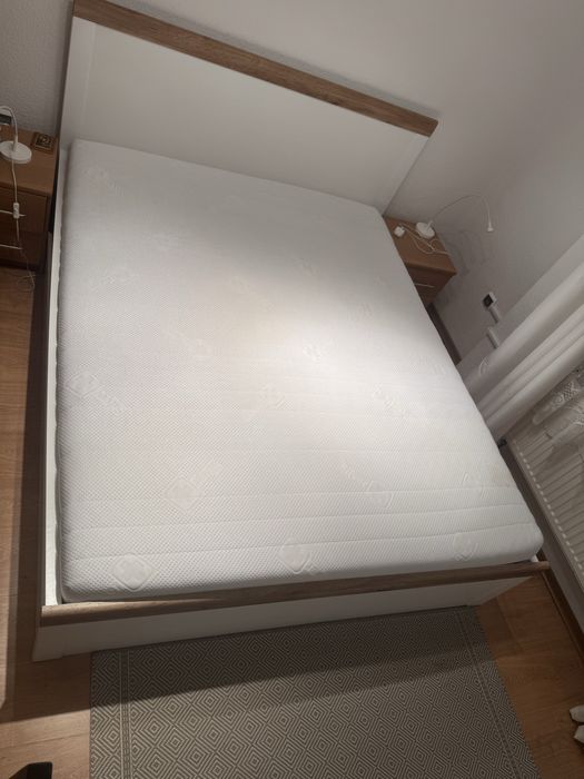 Łóżko sypialniane z materacem i szuflada na pościel