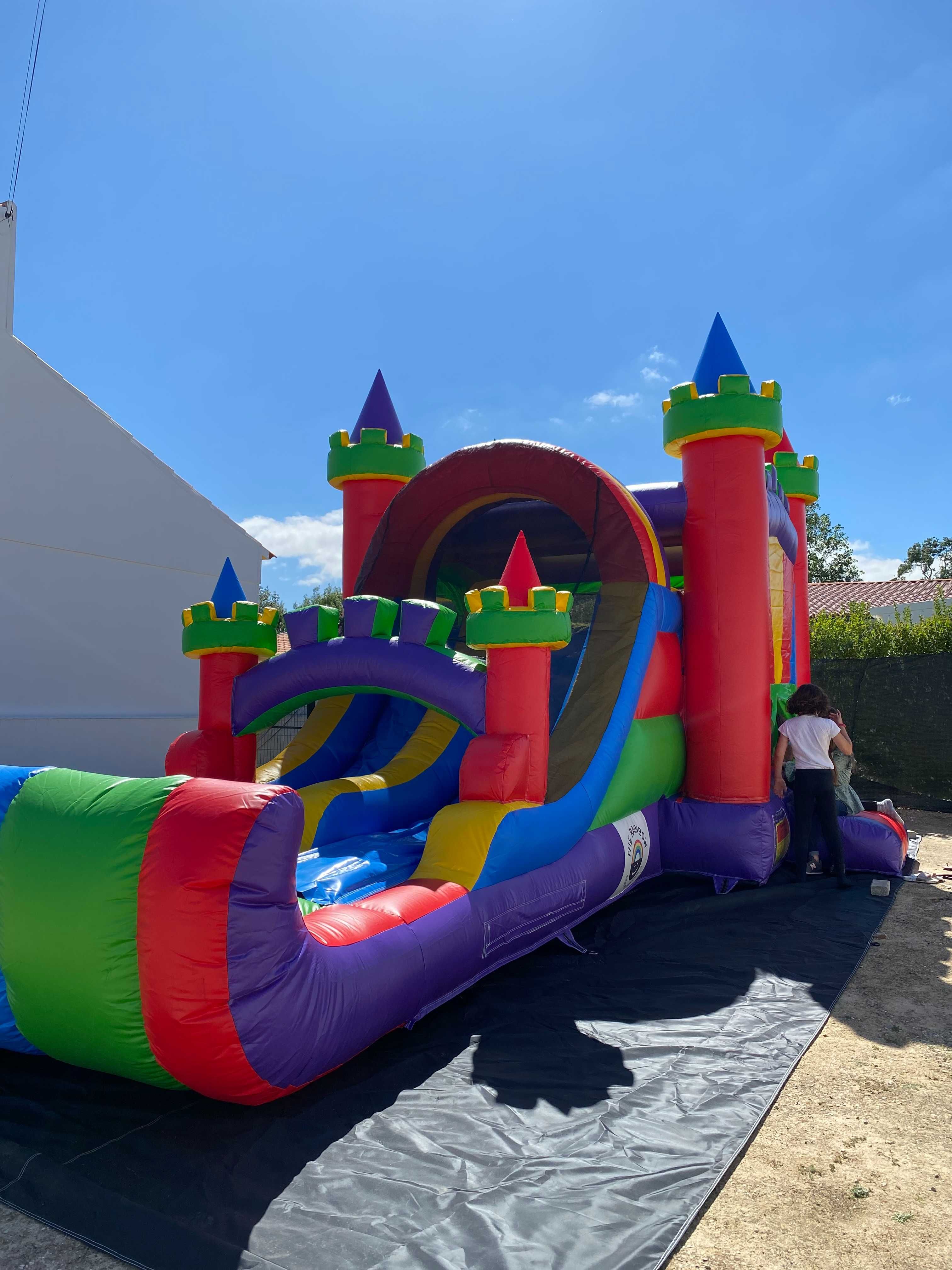 Castelo Insuflável Gigante - Aluguer