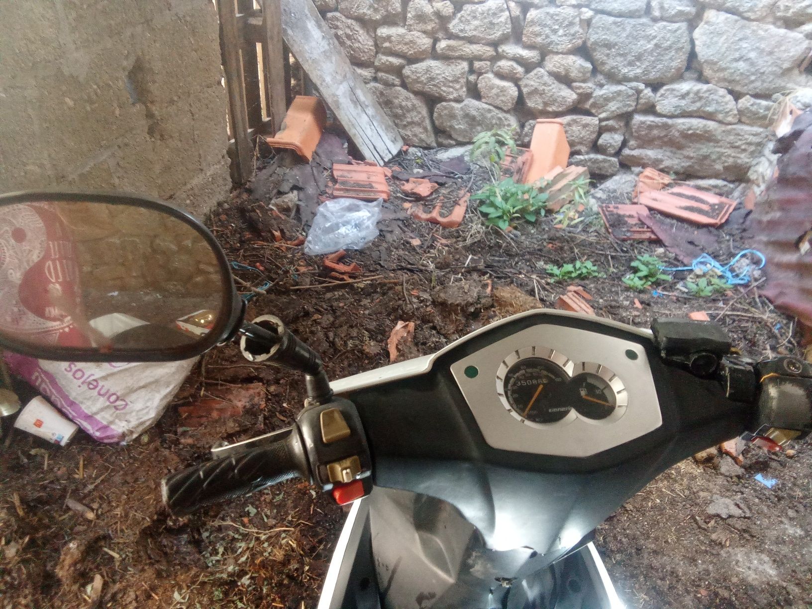 Scooter usada com pouca coisa a fazer