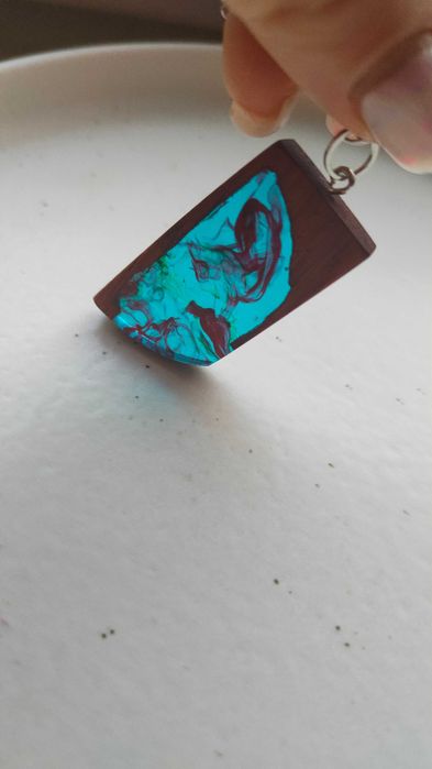 Unikalny wisiorek z drewna Padouk i żywicy epoksydowej, wielokolorowe