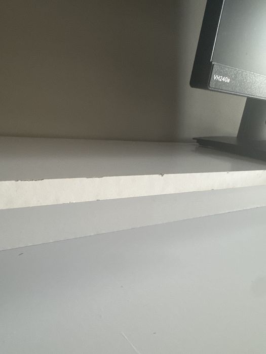 Biurko w kolorze białym