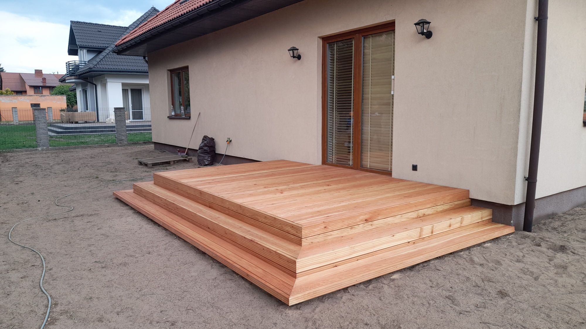 Taras drewniany zabudowa tarasu deska tarasowa modrzew