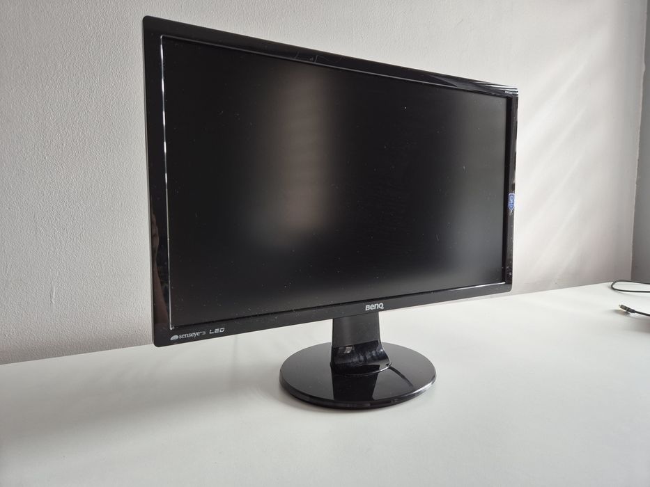Komputer stacjonarny z monitorem i klawiaturą