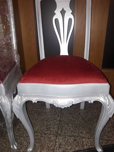 2 cadeiras prateadas