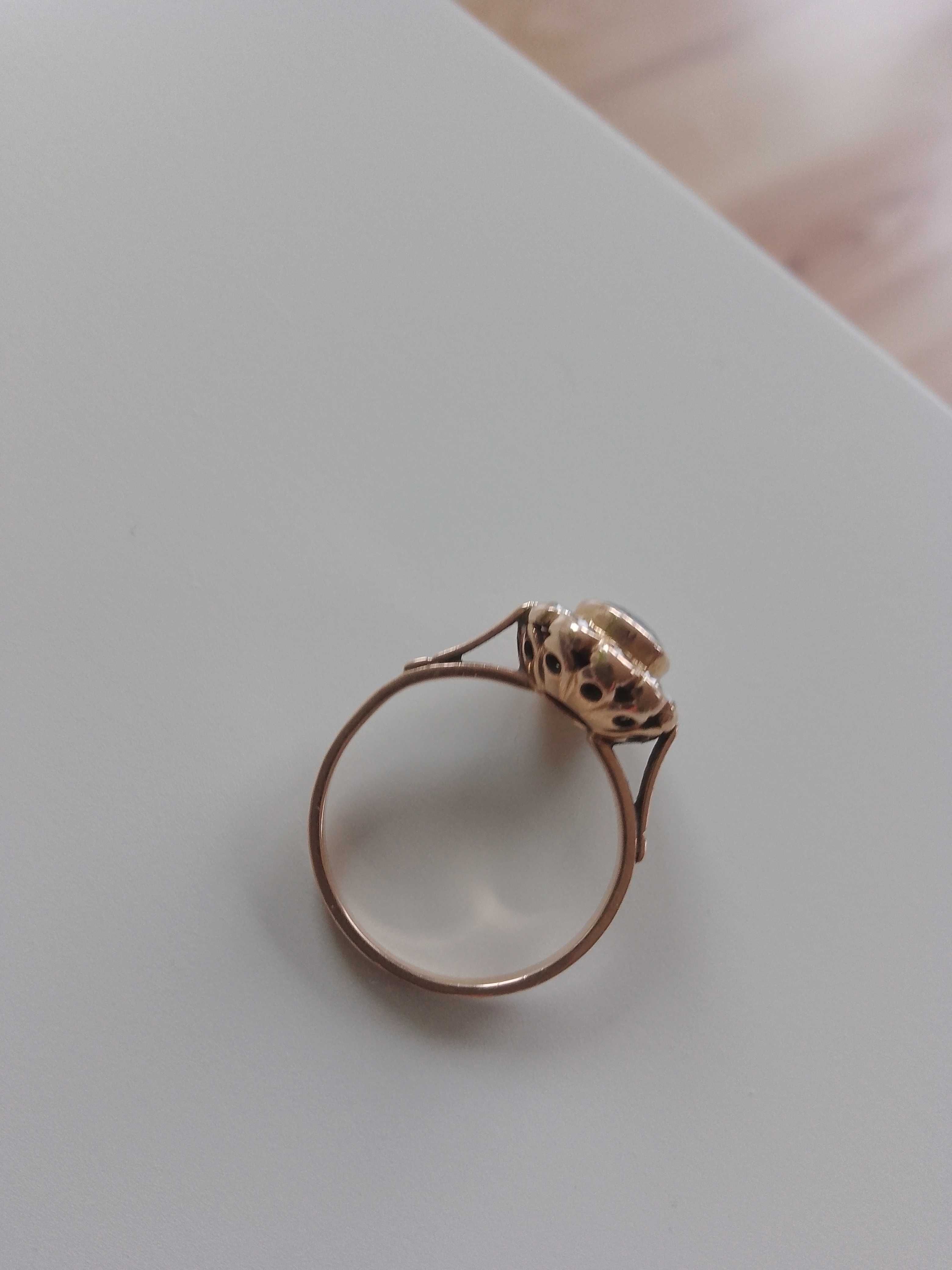 Piękny złoty pierścionek z oryginalnym szafirem i cyrkoniami