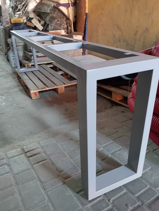 Металеви ношки подстолье.