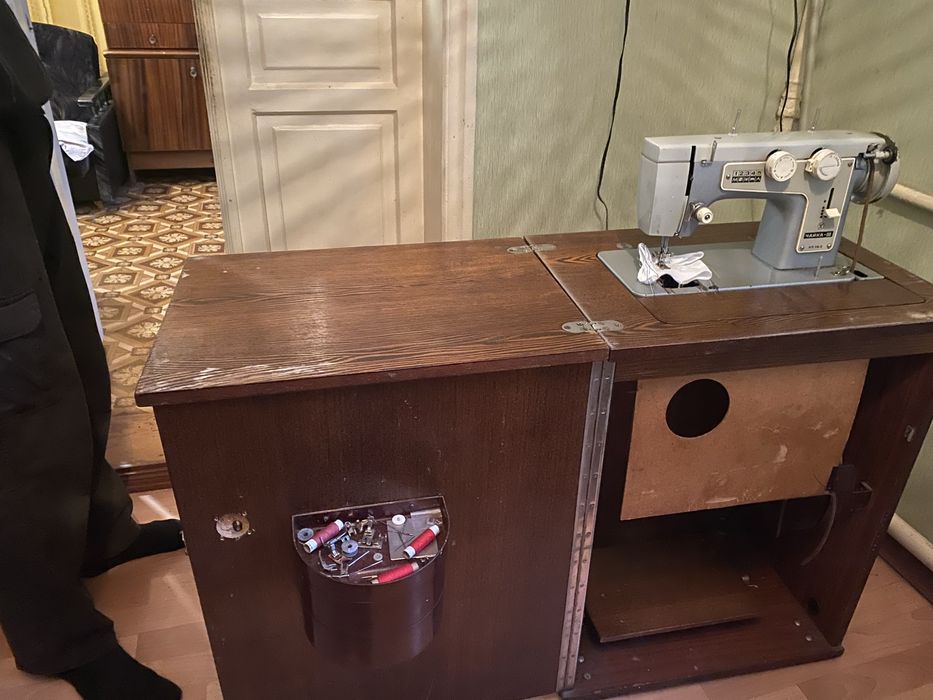 Швейна машинка Чайка-3 в столі