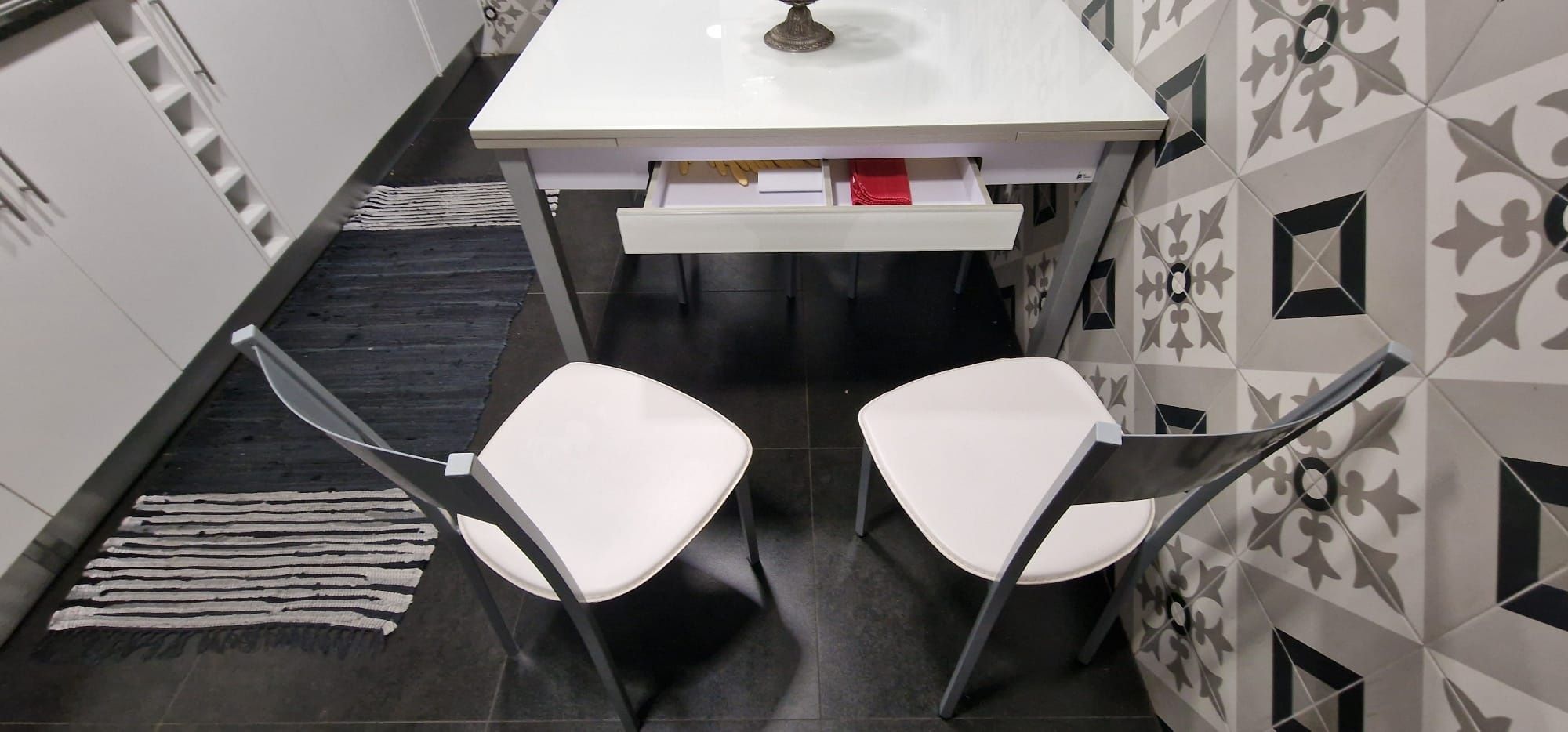 Mesa de cozinha extensível tampo vidro branco + 4 cadeiras