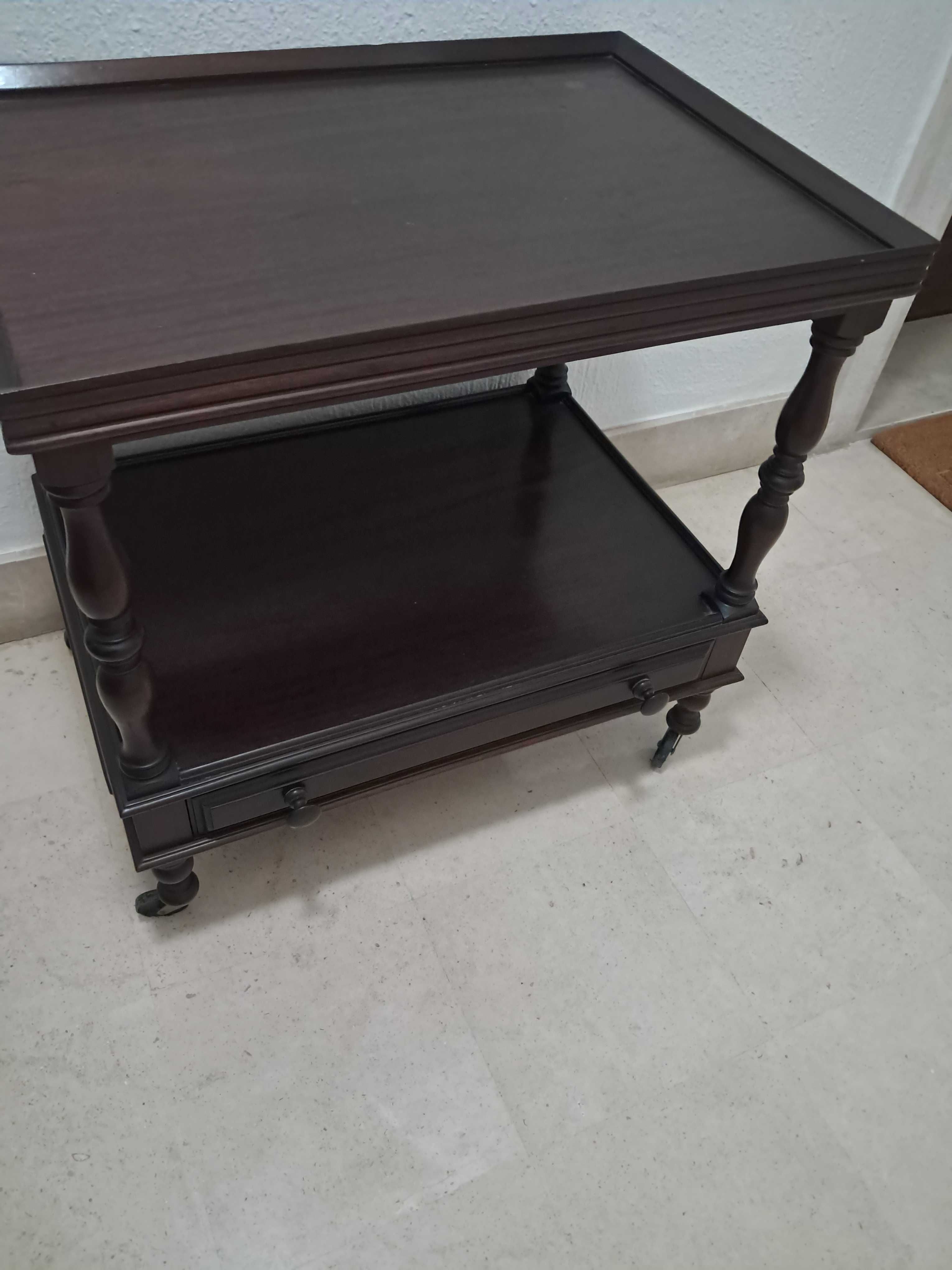 Mesa para televisão de Madeira