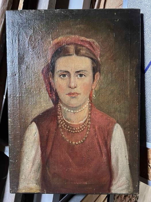 Стара картина – портрет української дівчини з намистом