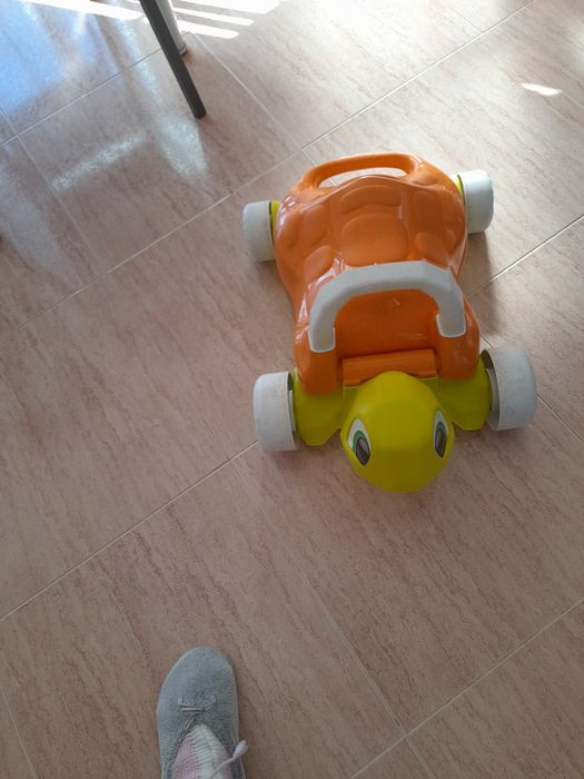 Tartaruga que funciona como andador tem duas posições