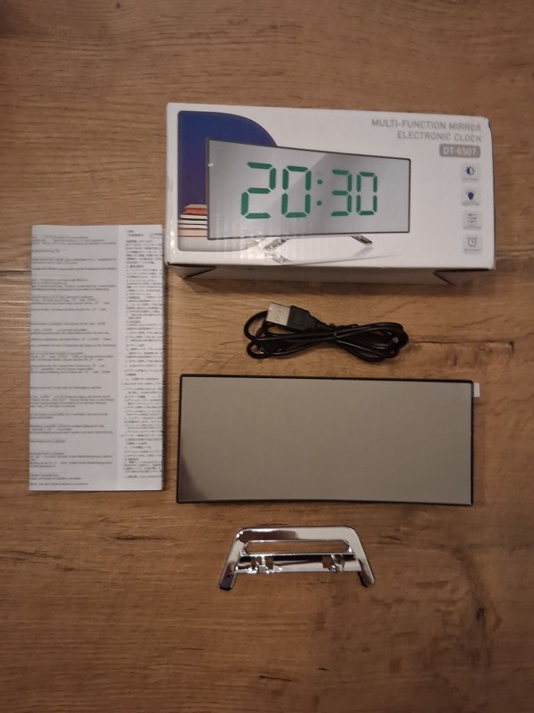 Zegar z zakrzywionym wyświetlaczem LED