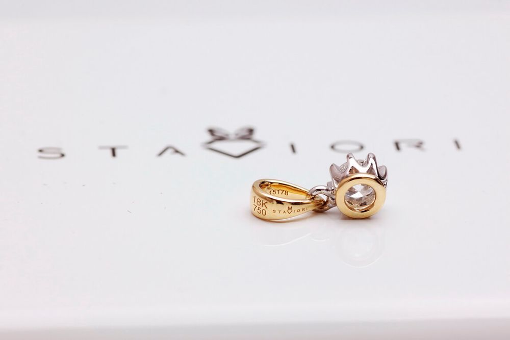 Złoty wisiorek Staviori z diamentem