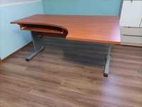 Solidne biurko na metalowych nogach