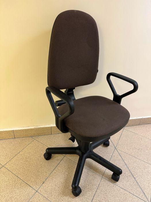 Krzesło biurowe obrotowe z podłokietnikami