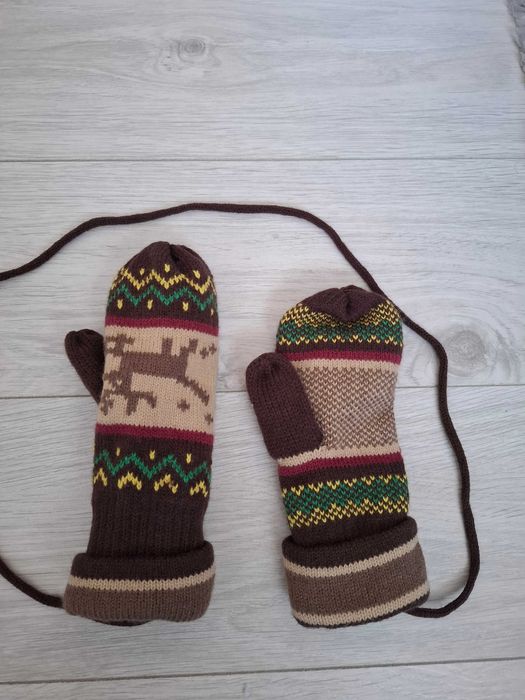 Rękawiczki na sznurku