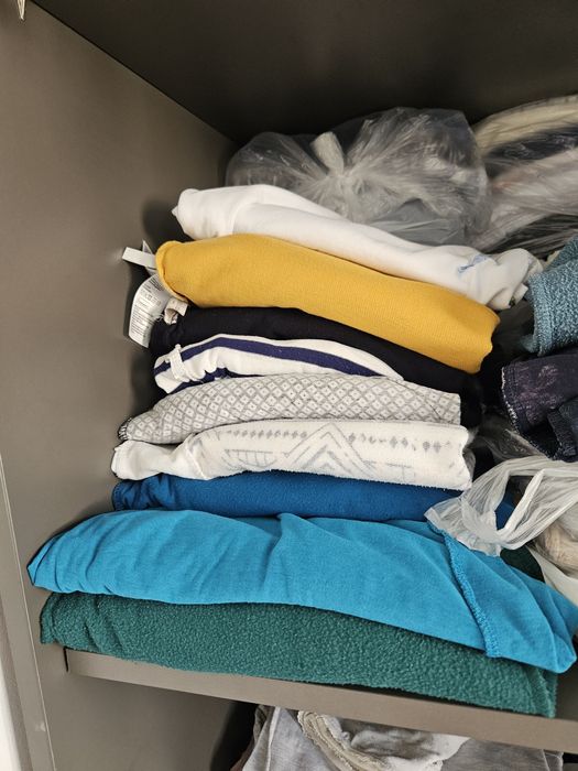 Wyprzedaż ubrań damskich: bluzy, swetry, spodnie, kurtki, plaszcze,