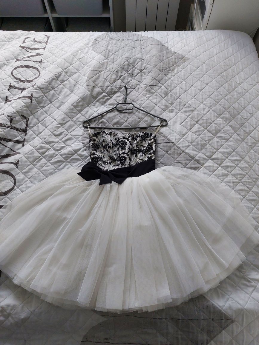 Sukienka biała z czarną koronką