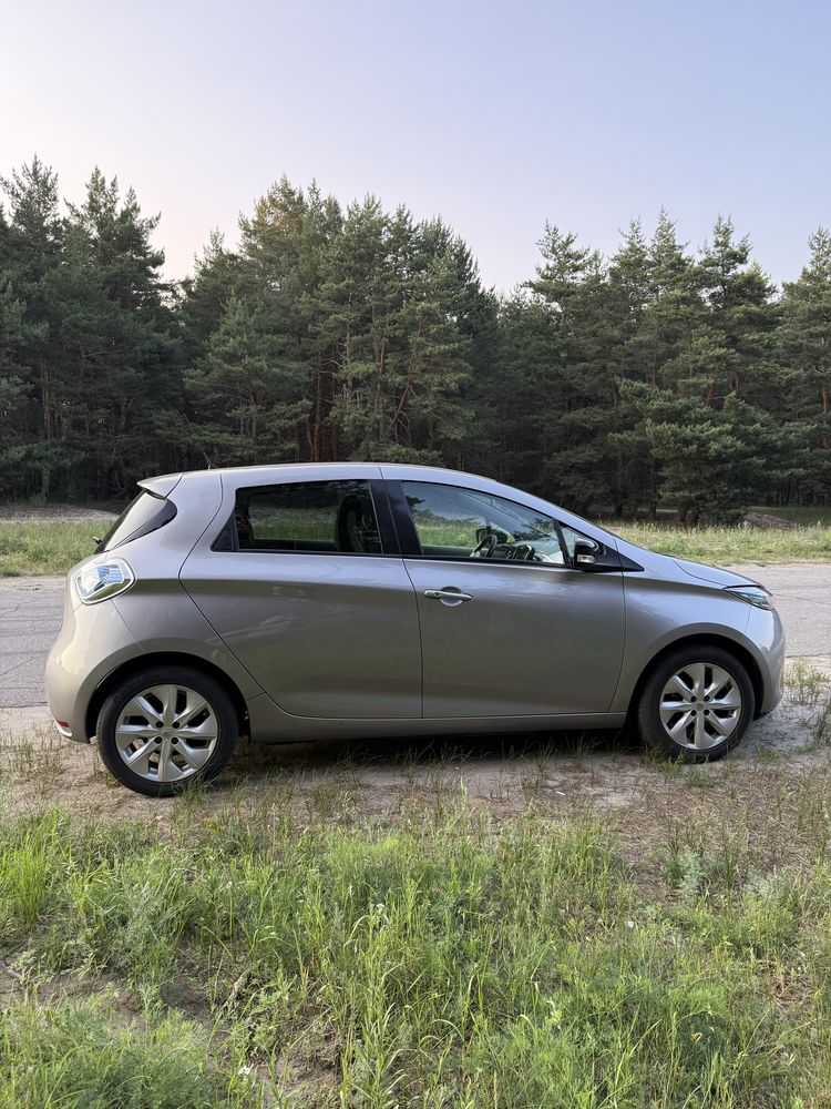 Продам Renault Zoe 2016 22 кВт в максимальной комплектации