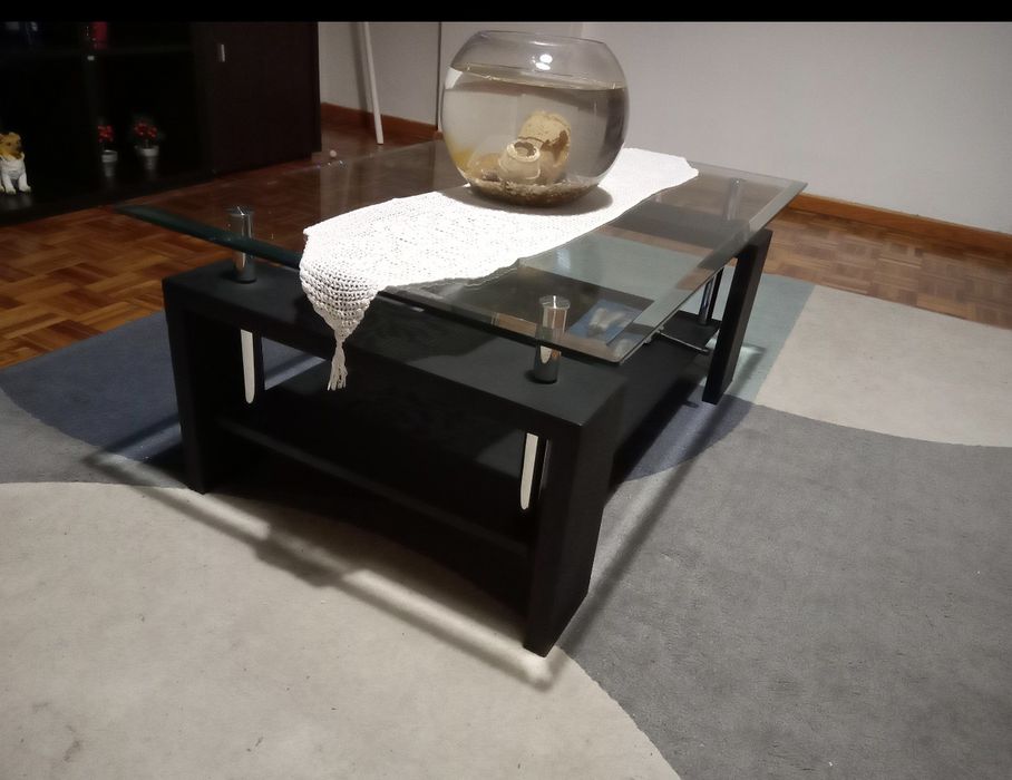 Mesa de centro com tampo de vidro