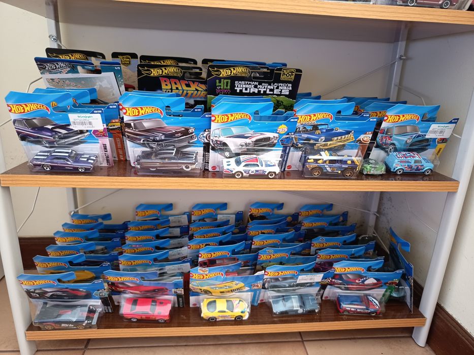 Lote 124 Hotwheels em caixa