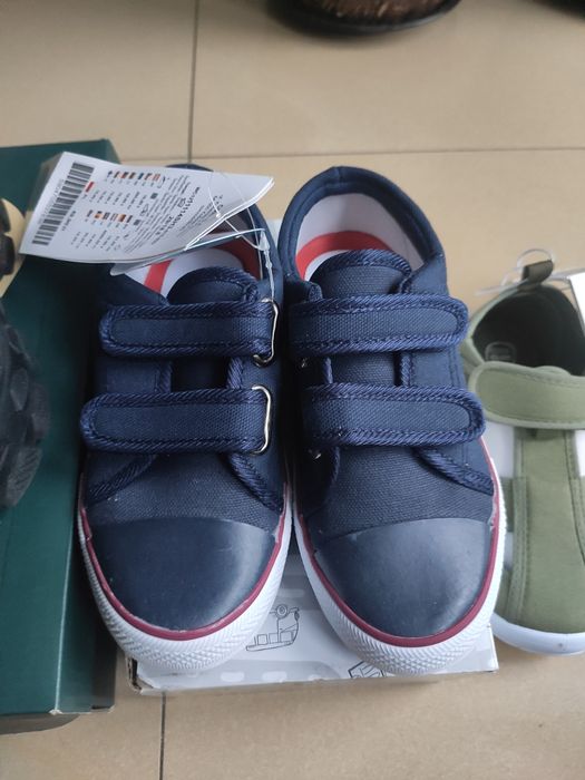 Zestaw nowych markowych butów 29