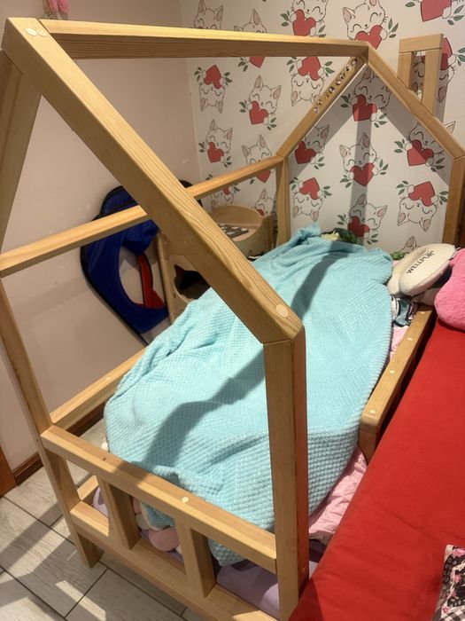 Łóżko domek z pojemnikiem na pościel i materacem