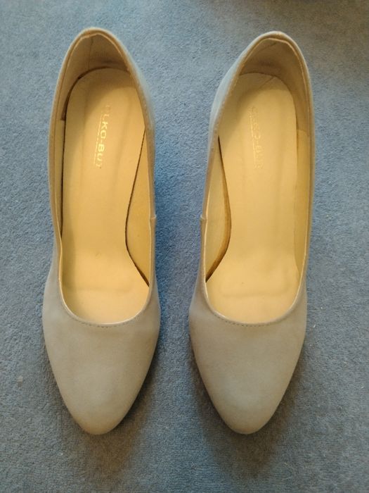 Buty na obcasie beżowe