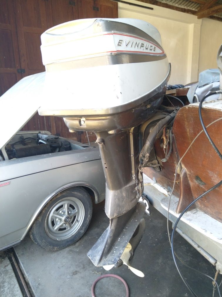 Barco de madeira, antigo com motor EVINRUDE e atrelado.