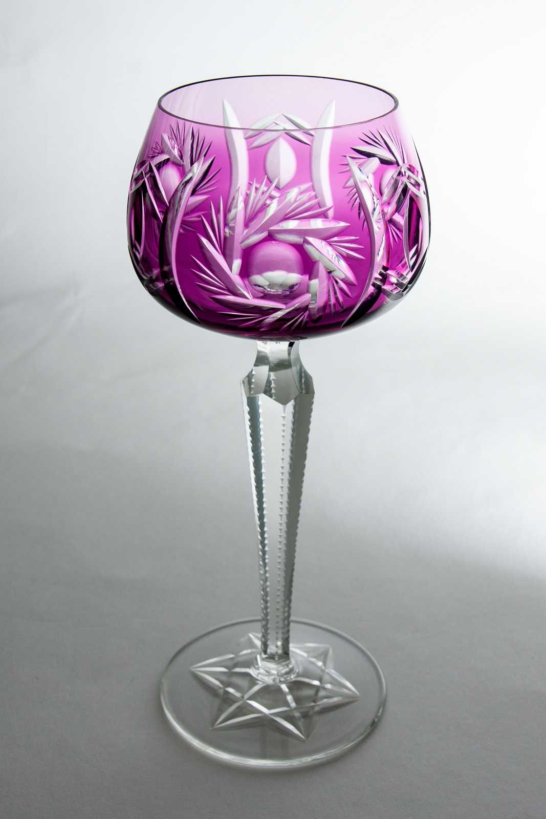 Purpurowy kryształowy kieliszek remer  Baccarat Val Saint Lambert?