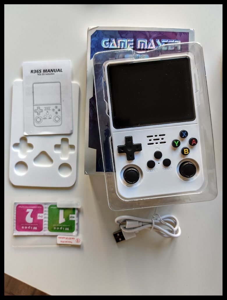 NOWA Retro Konsola 15.000 gier z 18 konsol w obudowie GameBoy'a