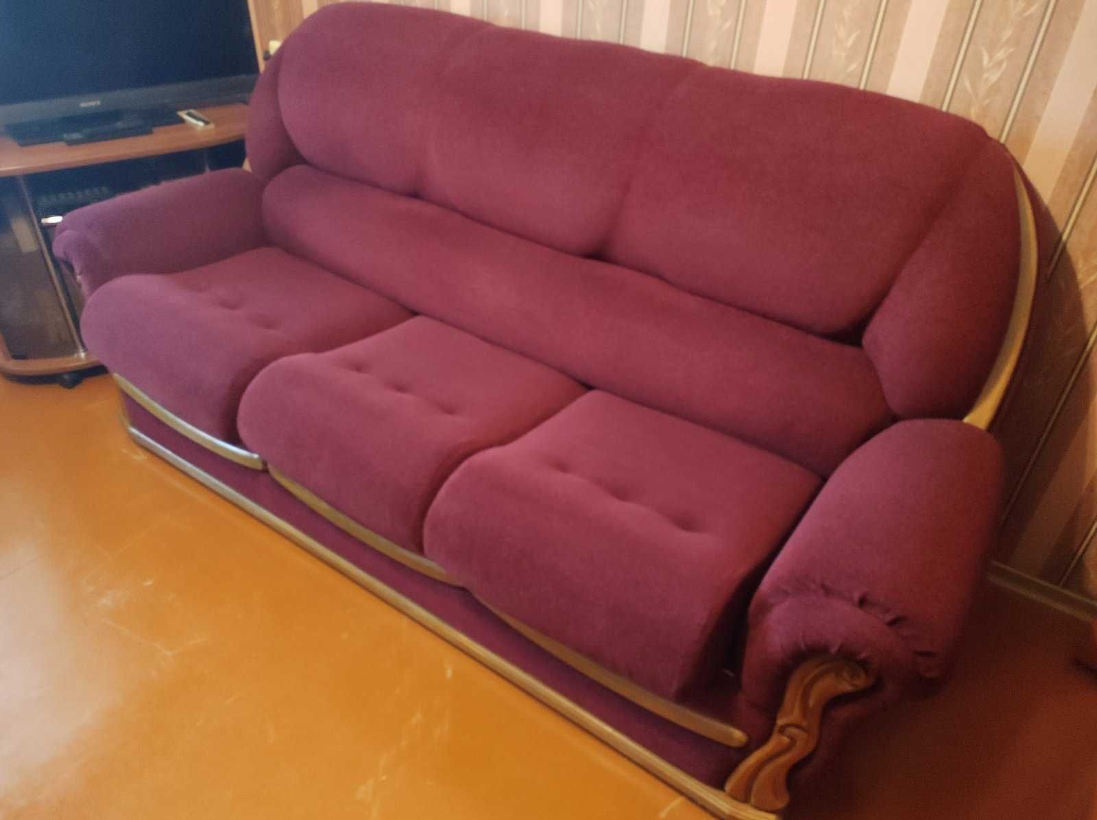 шикарный мягкий гарнитур.диван и кресло.в идеальном состоянии.доставка