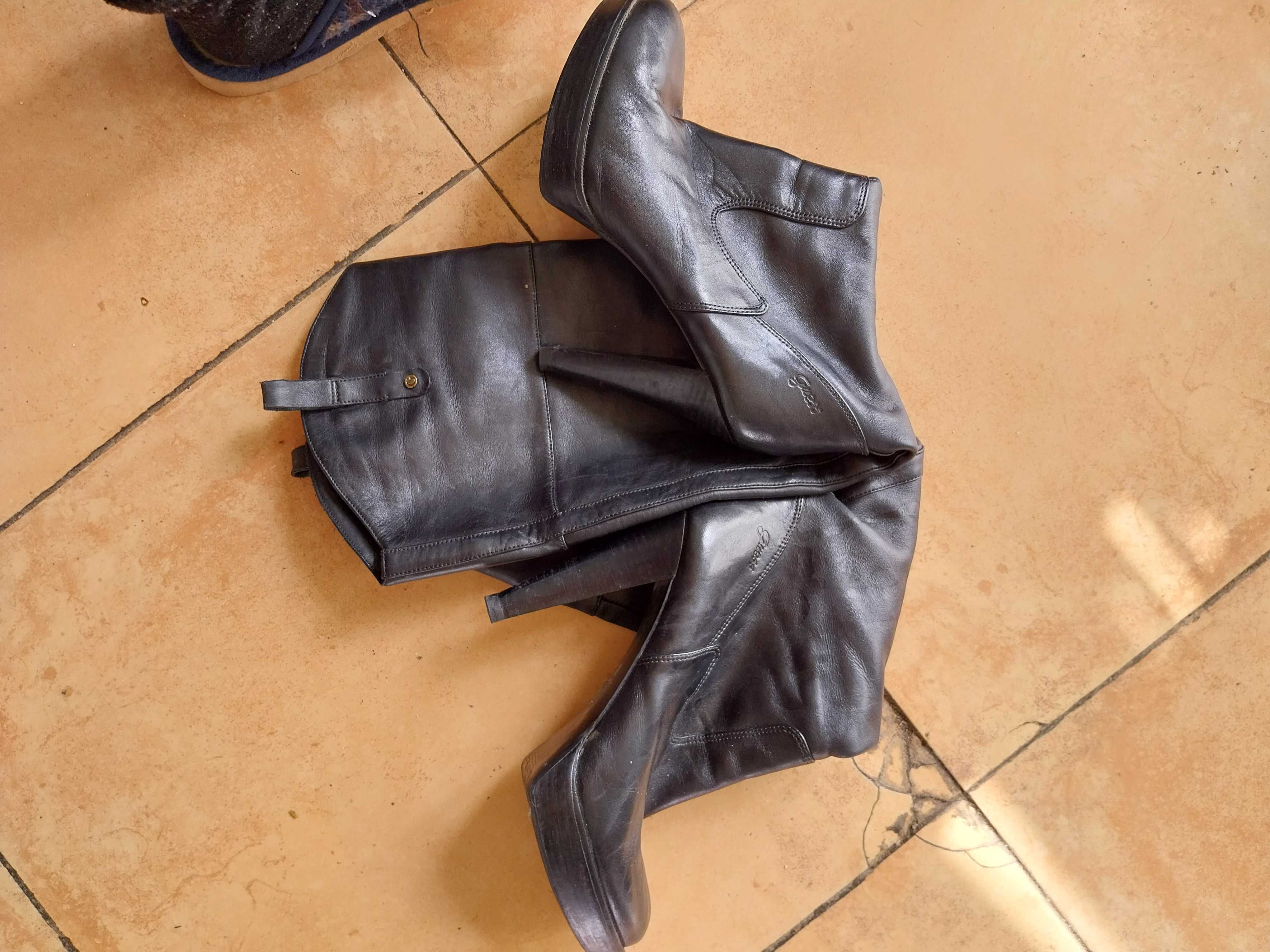 Botas pretas da Gess tamanho verdadeiro