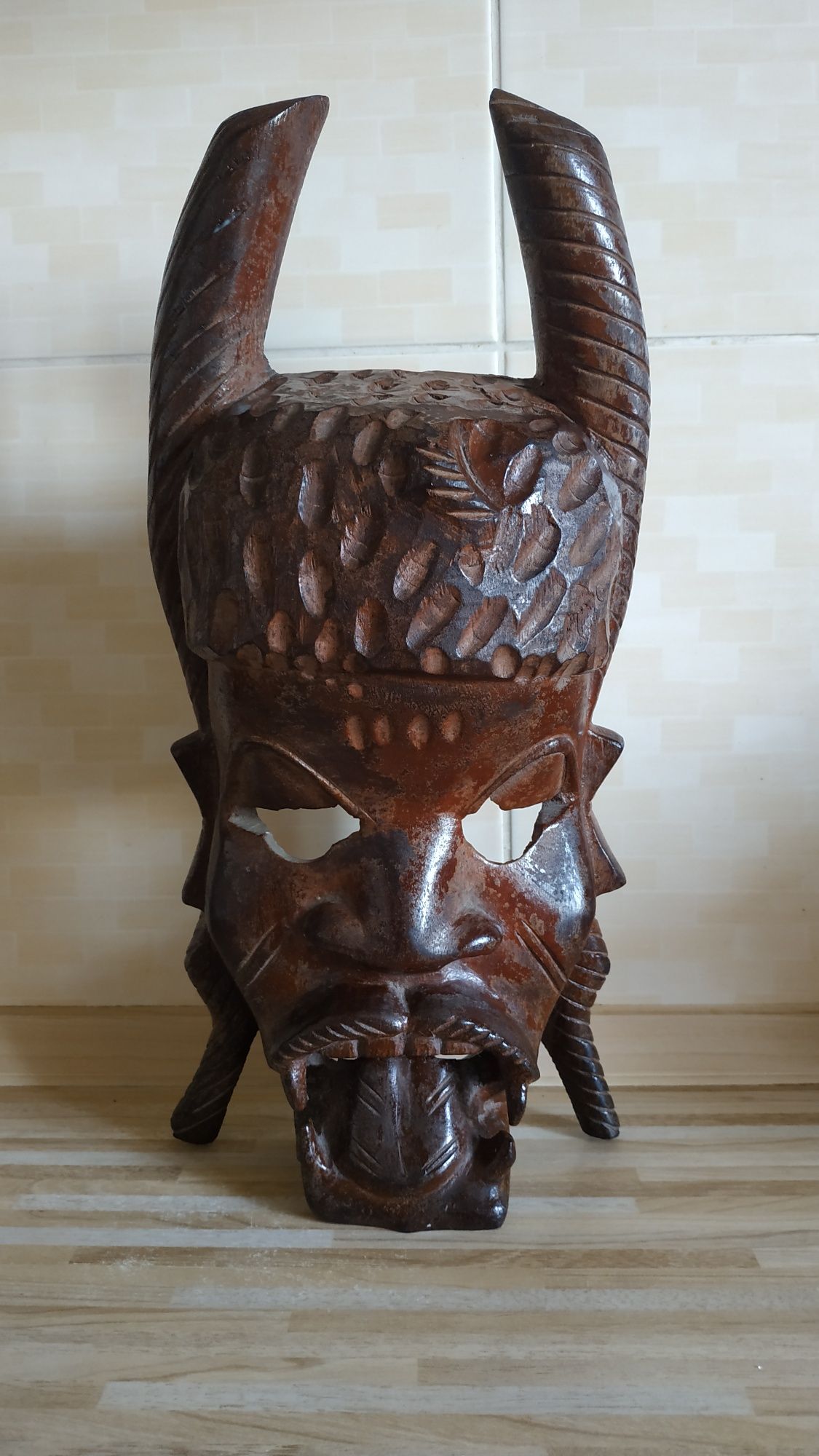 Африканская маска из красного дерева