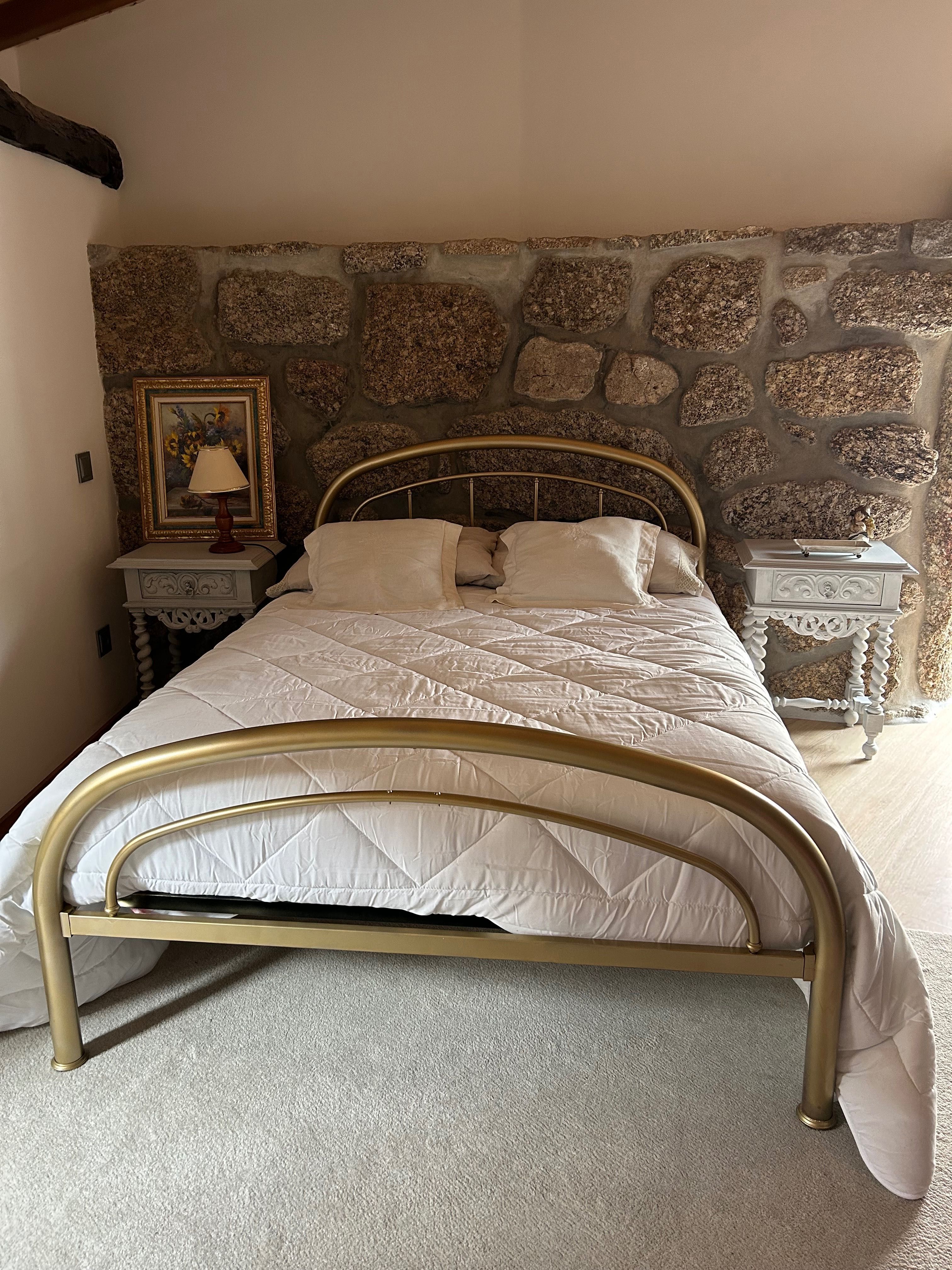 Cama ferro dourada + colchão ortopédico