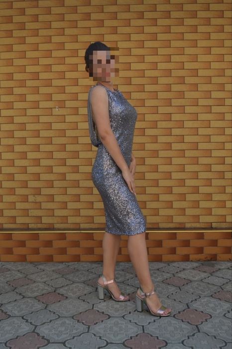 Блискуча сукня з задекорованою спинкою