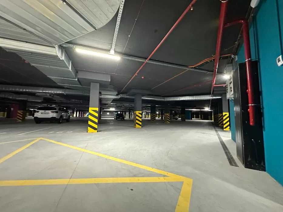 Продаж паркоміся в центрі Івано-Франківська Family Plaza