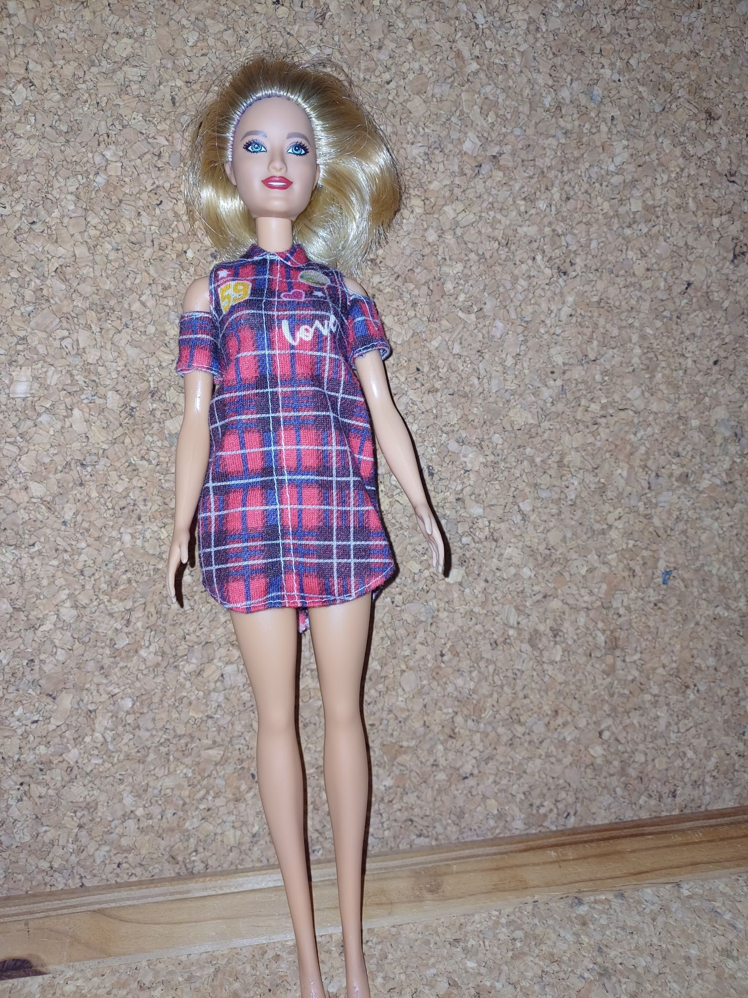 Barbie com vestido. 
Mattel.