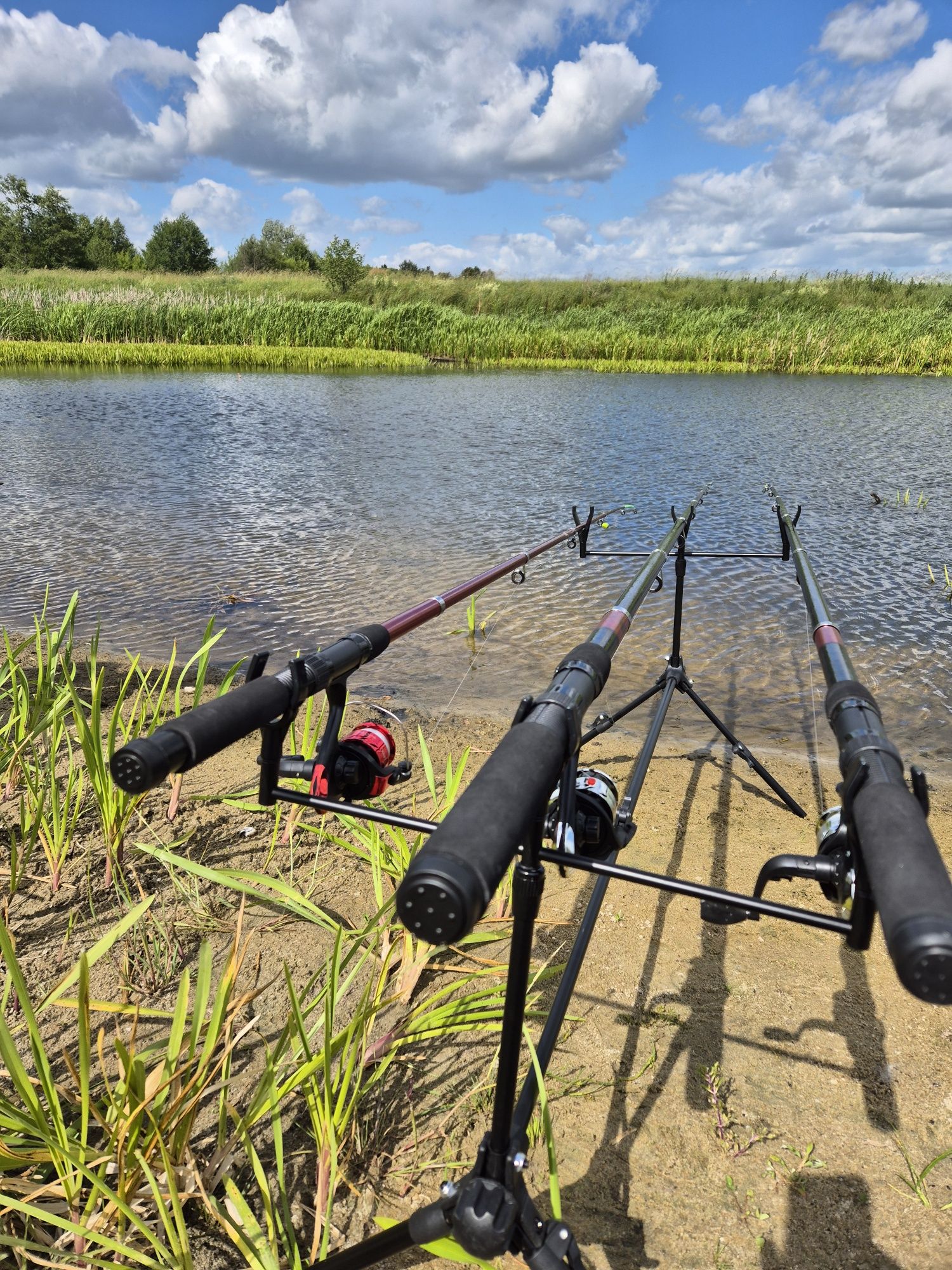 Zestaw Rod Pod 3 wedki uzbrojone z kołowrotkami