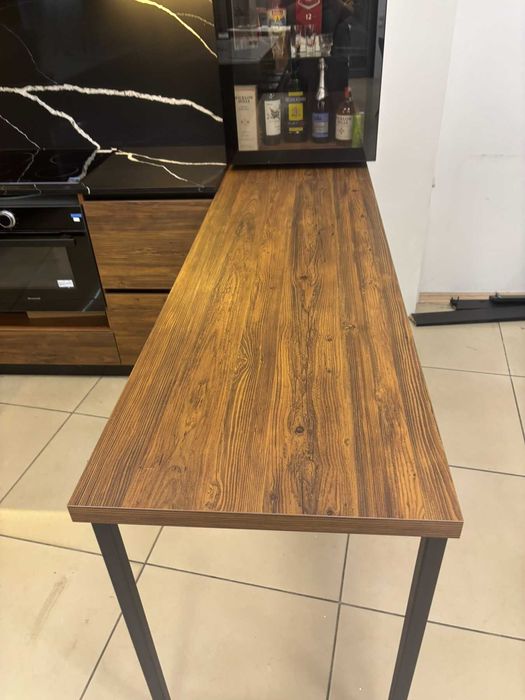 Кухня  хорошего качества. Выставочный образец.