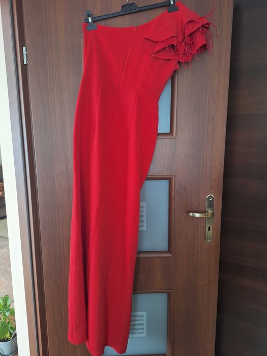 Elegancka sukienka na jedno ramię. Czerwona