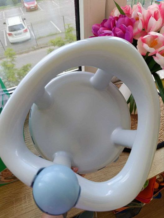 Поворотне дитяче сидіння в ванну