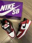 Nike sb dunk low chicago red