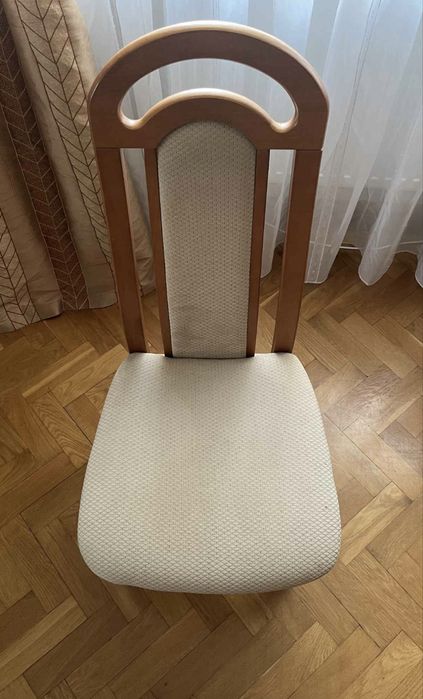 Duzy stół z krzeslami