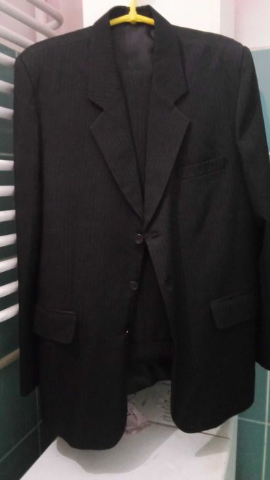 elegancki męski garnitur w prążki